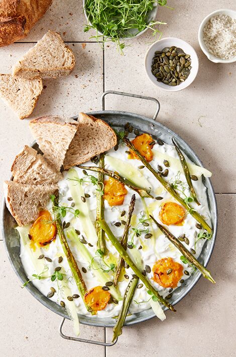 מתכון מרק צזיקי של קיץ של ארקפה עם לחם כפרי מהבייקרי של ארקפה וצזיקי מהמעדניה של ארקפה